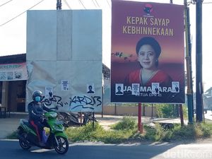 Baliho Puan Ditempel Selebaran Dipaksa Sehat di Negara Sakit
