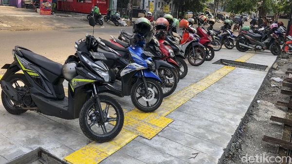Baru Saja Rampung, Trotoar Tebet Langsung Jadi Parkiran