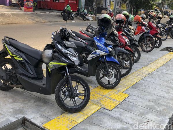 Baru Saja Rampung, Trotoar Tebet Langsung Jadi Parkiran