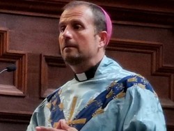 Uskup Ini Mengundurkan Diri Demi Cintanya pada Penulis Novel Erotis