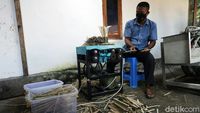 Eks Penambang Ilegal Banting Setir Jadi Perajin Tusuk Sate