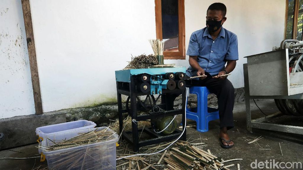 Eks Penambang Ilegal Banting Setir Jadi Perajin Tusuk Sate Eks Penambang Ilegal Banting Setir Jadi Perajin Tusuk Sate