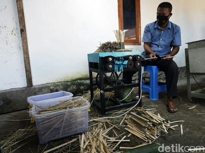 Eks Penambang Ilegal Banting Setir Jadi Perajin Tusuk Sate