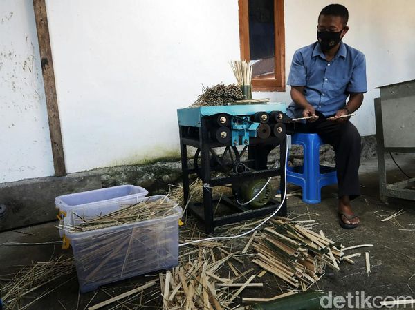 Eks Penambang Ilegal Banting Setir Jadi Perajin Tusuk Sate