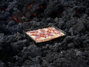 Ekstrem Banget! Pizza Ini Dimasak dengan Lava 1.800 Derajat Celcius Ekstrem Banget! Pizza Ini Dimasak dengan Lava 1.800 Derajat Celcius