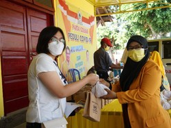 Golkar Jatim Bagikan Paket Telur ke Peserta Vaksinasi di Madiun