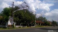 Hati-hati Lur! Papan Reklame Ini Ancam Pengguna Jalan di Pekalongan