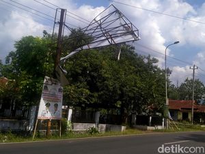 Hati-hati Lur! Papan Reklame Ini Ancam Pengguna Jalan di Pekalongan Hati-hati Lur! Papan Reklame Ini Ancam Pengguna Jalan di Pekalongan