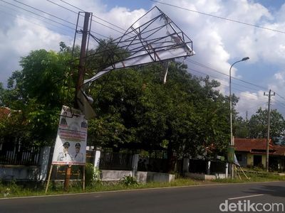 Hati-hati Lur! Papan Reklame Ini Ancam Pengguna Jalan di Pekalongan