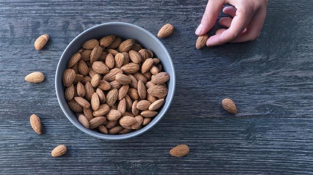 Ilustrasi kacang almond Ilustrasi kacang almond