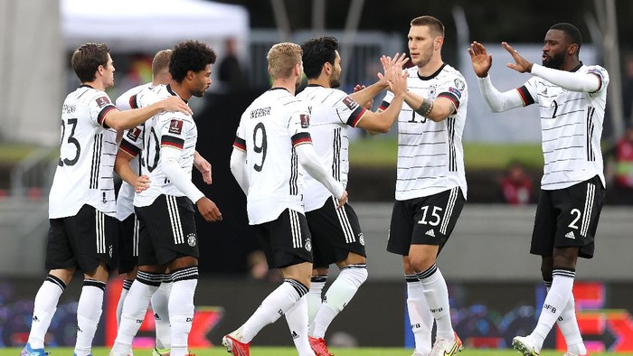REYKJAVIK, ICELAND - SEPTEMBER 08: Serge Gnabry of Germany celebrates with and team mates after scoring their side's first goal during the 2022 FIFA World Cup Qualifier match between Iceland and Germany at Laugardalsvollur National Stadium on September 08, 2021 in Reykjavik, Iceland. (Photo by Alex Grimm/Getty Images)
