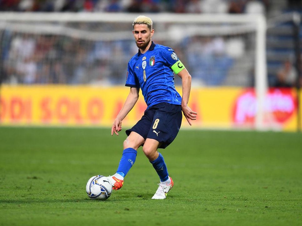 Jorginho saat menjadi kapten Italia di laga melawan Lithuania. Foto: Getty Images/Claudio Villa
