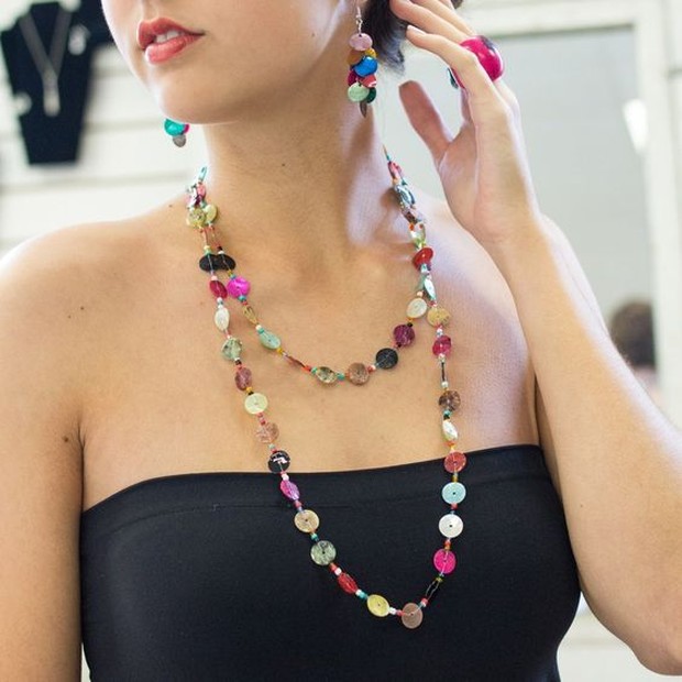 Kalung kancing warna-warni/foto: id.pinterest.com/Swanky Bazaar Aksesoris kalung kancing warna-warni handmade mudah dibuat.