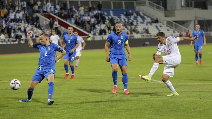 Spains Pablo Fornals, right, scores his sides opening goal during the World Cup 2022 group B qualifying soccer match between Kosovo and Spain, at Fadil Vokrri stadium in Pristina, Kosovo, Wednesday, Sept. 8, 2021. (AP Photo/Visar Kryeziu)