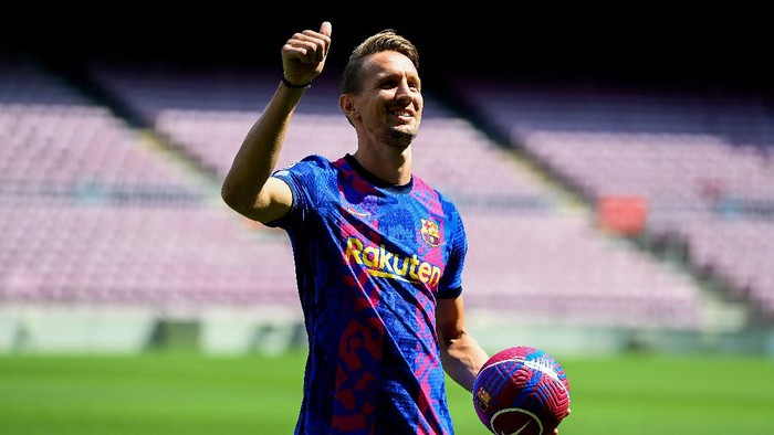 BARCELONA, SPAIN - SEPTEMBER 09: Luuk de Jong reacts whilst posing for a photograph as he is presented as a Barcelona player at Camp Nou Stadium at Camp Nou on September 09, 2021 in Barcelona, Spain. (Photo by David Ramos/Getty Images)