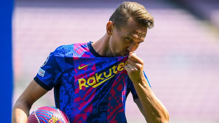 BARCELONA, SPAIN - SEPTEMBER 09: Luuk de Jong kisses the badge whilst posing for a photograph as he is presented as a Barcelona player at Camp Nou Stadium at Camp Nou on September 09, 2021 in Barcelona, Spain. (Photo by David Ramos/Getty Images)