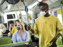 Makin Sering Pakai Masker, Ini Cara Padu Padannya Sehari-hari