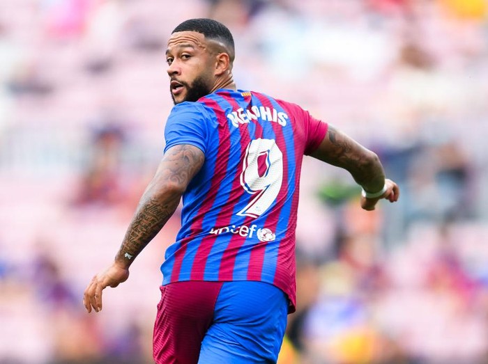 BARCELONA, SPAIN - AUGUST 29: Memphis Depay of FC Barcelona looks on during the La Liga Santader match between FC Barcelona and Getafe CF at Camp Nou on August 29, 2021 in Barcelona, Spain. (Photo by David Ramos/Getty Images)