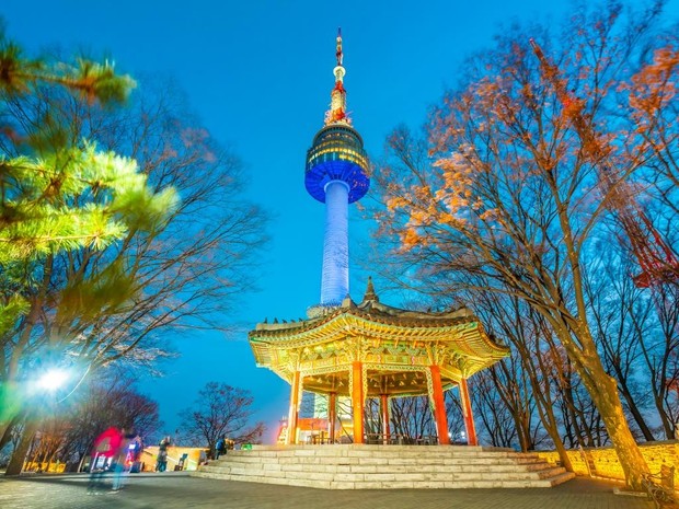 Menara Namsan/Foto: freepik/lifeforstock Namsan Tower sudah sangat sering digunakan sebagai tempat syuting drama korea karena pemandangannya yang bagus dan dianggap tempat yang romantis.
