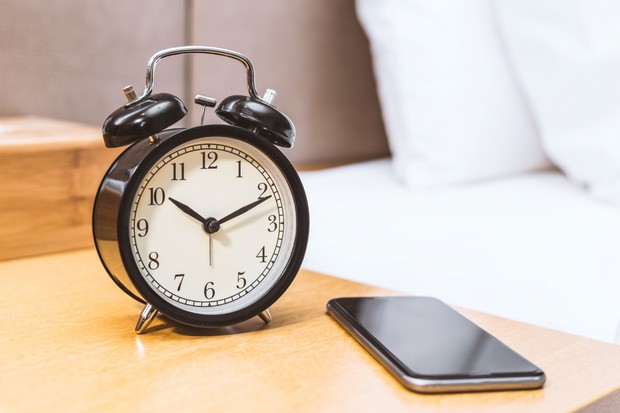 Menghidupkan pengingat atau alarm | Foto : freepik/whatwolf