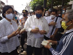 Menko Perekonomian-Menkeu Serahkan Bantuan Tunai untuk PKL di Medan