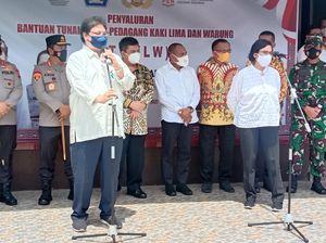 Serahkan Bantuan Tunai PKL di Medan, Airlangga Pesan Ini ke Pelaku Usaha