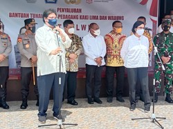 Serahkan Bantuan Tunai PKL di Medan, Airlangga Pesan Ini ke Pelaku Usaha