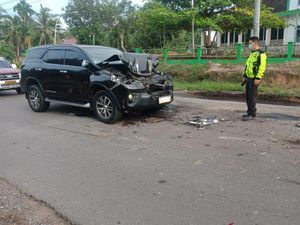Kecelakaan Mobil Tabrak Truk Batu Bara, Bupati Merangin Tak Alami Luka Kecelakaan Mobil Tabrak Truk Batu Bara, Bupati Merangin Tak Alami Luka