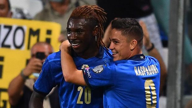 REGGIO NELL'EMILIA, ITALY - SEPTEMBER 08:  Giacomo Raspadori of Italy celebrate with Moise Kean after scoring the goal during the 2022 FIFA World Cup Qualifier match between Italy and Lithuania at Mapei Stadium - Citta' del Tricolore on September 08, 2021 in Reggio nell'Emilia, Italy. (Photo by Claudio Villa/Getty Images)