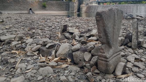 Nah Loh! Ada 2 Gundukan Mirip Makam di Anak Sungai Bengawan Solo