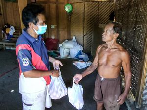 Mumet Harga Telur Anjlok Parah, Peternak Bagi-bagi Gratis