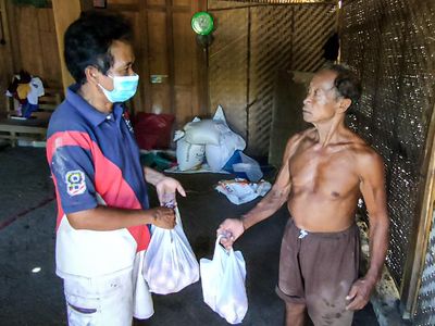 Mumet Harga Telur Anjlok Parah, Peternak Bagi-bagi Gratis