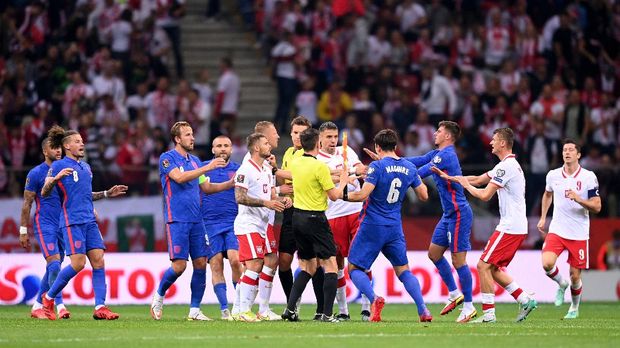WARSAW, POLAND - SEPTEMBER 08:  Harry Maguire of England clashes with Jan Bednarek of Poland during the 2022 FIFA World Cup Qualifier match between Poland and England at Stadion Narodowy on September 08, 2021 in Warsaw, Poland. (Photo by Michael Regan/Getty Images)