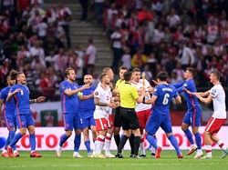 Panas! Polandia Vs Inggris Diwarnai Pertikaian Antarpemain