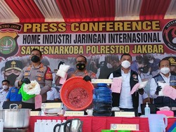 Lolos X-Ray, WN Iran Kirim Bahan Sabu Setengah Jadi dalam Bentuk Gel