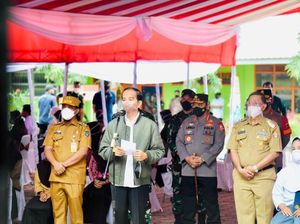 Jokowi Terima Laporan Tim Vaksinator Pakai Perahu Tembus Banjir di Wajo