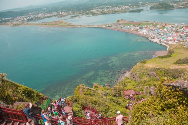 Pulau Jeju/Foto: freepik/benzoix Selain Nami Island, pulau lain yang sering digunakan untuk syuting adalah Pulau Jeju. Banyak drama korea yang menggunakan mulai ini sebagai salah satu latar tempatnya.
