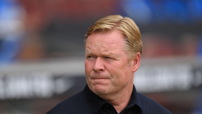 BARCELONA, SPAIN - AUGUST 29: Ronald Koeman, Head Coach of FC Barcelona looks on  during the La Liga Santander match between FC Barcelona and Getafe CF at Camp Nou on August 29, 2021 in Barcelona, Spain. (Photo by David Ramos/Getty Images)