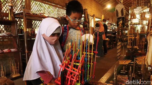 Obyek Wisata Saung Angklung Udjo sudah diperbolehkan dibuka kembali oleh Kemenparekraf RI. Saat ini pihak pengelola masih mempersiapkan fasilitas prokes.