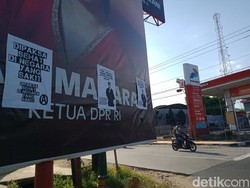 Selebaran Dipaksa Sehat di Negara Sakit Nempel di Baliho Puan di Klaten