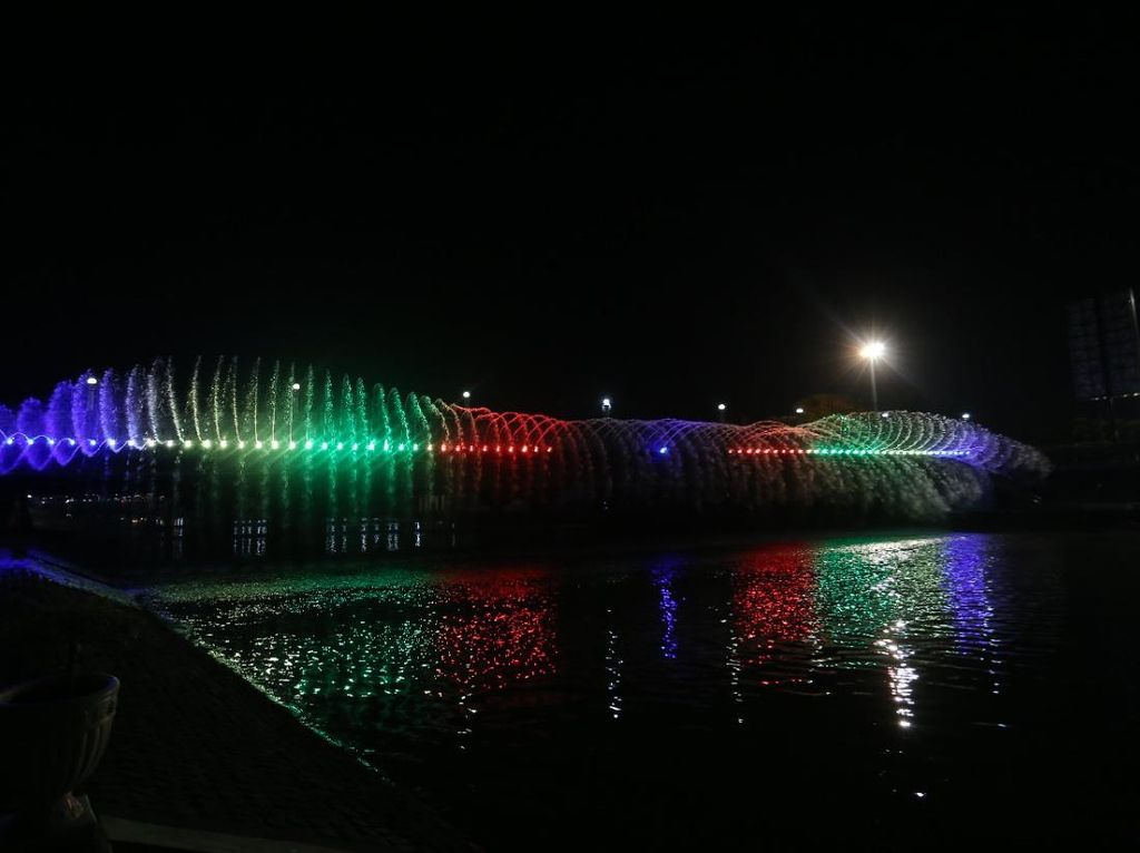 Foto: Aduhai, Semarang Bridge Fountain Menari Lagi