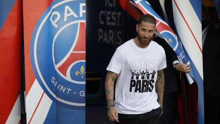 Paris Saint-Germains Spanish defender Sergio Ramos enters the pitch during a presentation ceremony prior to the French L1 football match between Paris Saint-Germain and Racing Club Strasbourg at the Parc des Princes stadium in Paris on August 14, 2021. (Photo by GEOFFROY VAN DER HASSELT / AFP)
