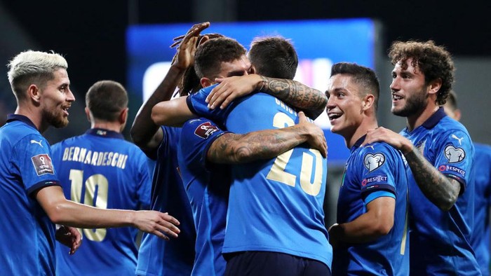 REGGIO NELLEMILIA, ITALY - SEPTEMBER 08: Giovanni Di Lorenzo of Italy celebrates with Bryan Cristante and team mates after scoring their sides fifth goal during the 2022 FIFA World Cup Qualifier match between Italy and Lithuania at Mapei Stadium - Citta del Tricolore on September 08, 2021 in Reggio nellEmilia, Italy. (Photo by Marco Luzzani/Getty Images)