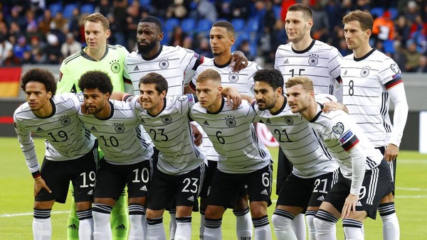 The Germany team pose for a group photo before the World Cup 2022 group J qualifying soccer match between Iceland and Germany in Reykjavik, Iceland, Wednesday Sept. 8. 2021. (AP Photo/Brynjar Gunnarsson)