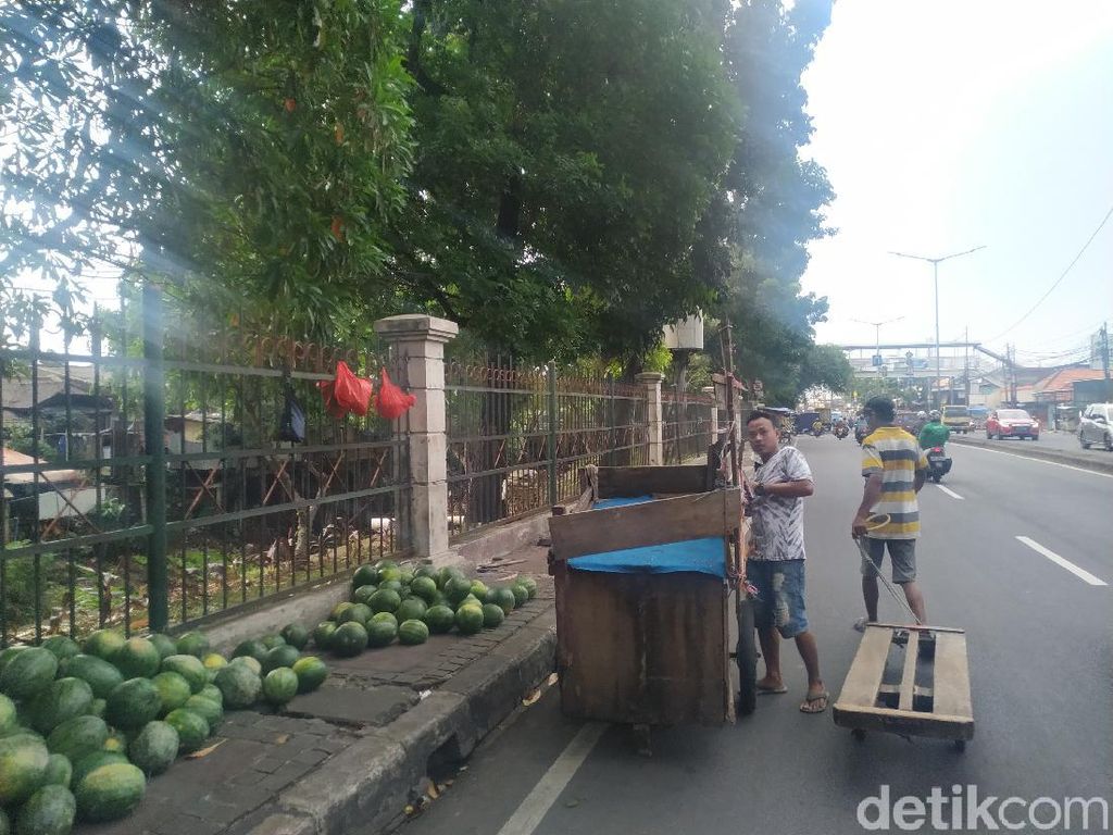 Sempat Ditertibkan, PKL Tetap Jualan di Trotoar Pasar Induk Kramat Jati Sempat Ditertibkan, PKL Tetap Jualan di Trotoar Pasar Induk Kramat Jati