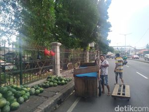 Sempat Ditertibkan, PKL Tetap Jualan di Trotoar Pasar Induk Kramat Jati Sempat Ditertibkan, PKL Tetap Jualan di Trotoar Pasar Induk Kramat Jati