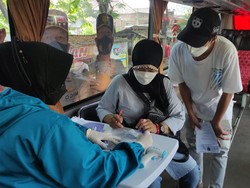 Mobil Vaksin Keliling Jangkau Warga Surabaya hingga Pelosok, Simak Jadwalnya Yuk