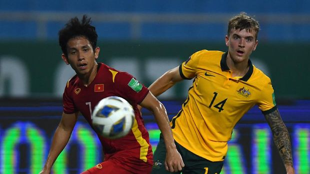 Australia's midfielder Riley McGree (R) and Vietnam's midfielder Phong Hong Duy Nguyen watch the ball during the FIFA World Cup Qatar 2022 qualifying round Group B football match between Vietnam and Australia at the My Dinh National Stadium in Hanoi on September 7, 2021. (Photo by Manan VATSYAYANA / AFP)