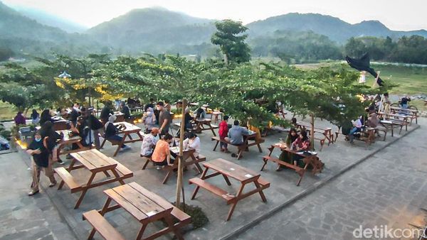 Potret Nongkrong With A View di Kulon Progo