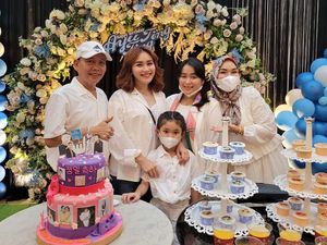 10 Potret Kompak Umi Kalsum dan Ayah Rojak Saat Makan Bareng Keluarga